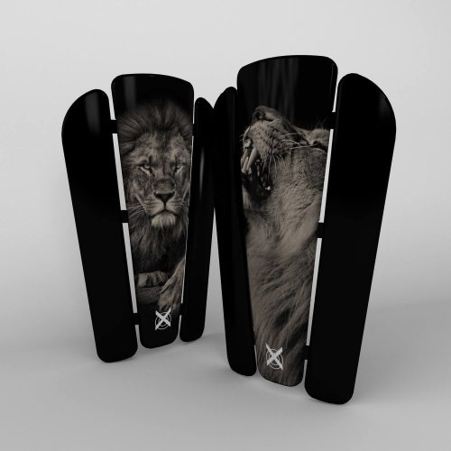 Coppia di parastinchi XO personalizzati con leoni in bianco e nero